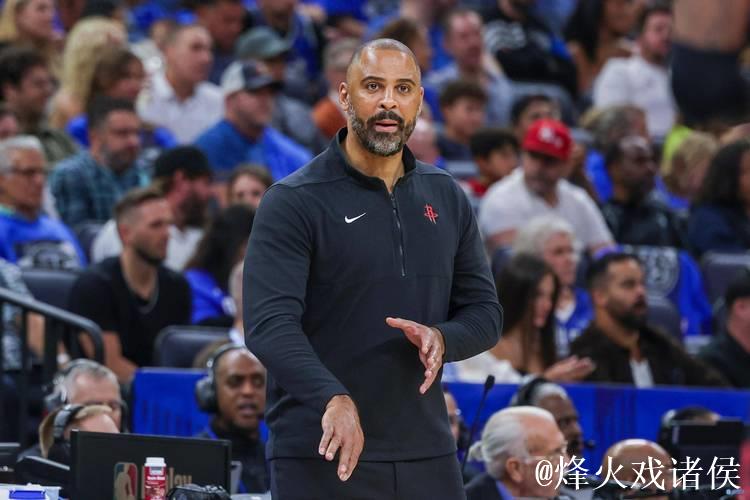 乌度卡对裁判怒吼：你xx睁大眼睛看看，睁大你的x眼看看